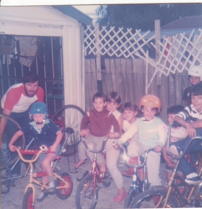 0038_geoff_glen_krisit_front_of_garage_glenroy_with_street_kids_and_ther_bikes_nov_1985.jpg