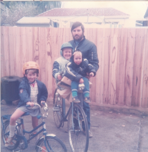 00161_krisit_glen_steven_geoff_on_bikes_glenroy_near_back_door_may1986.jpg